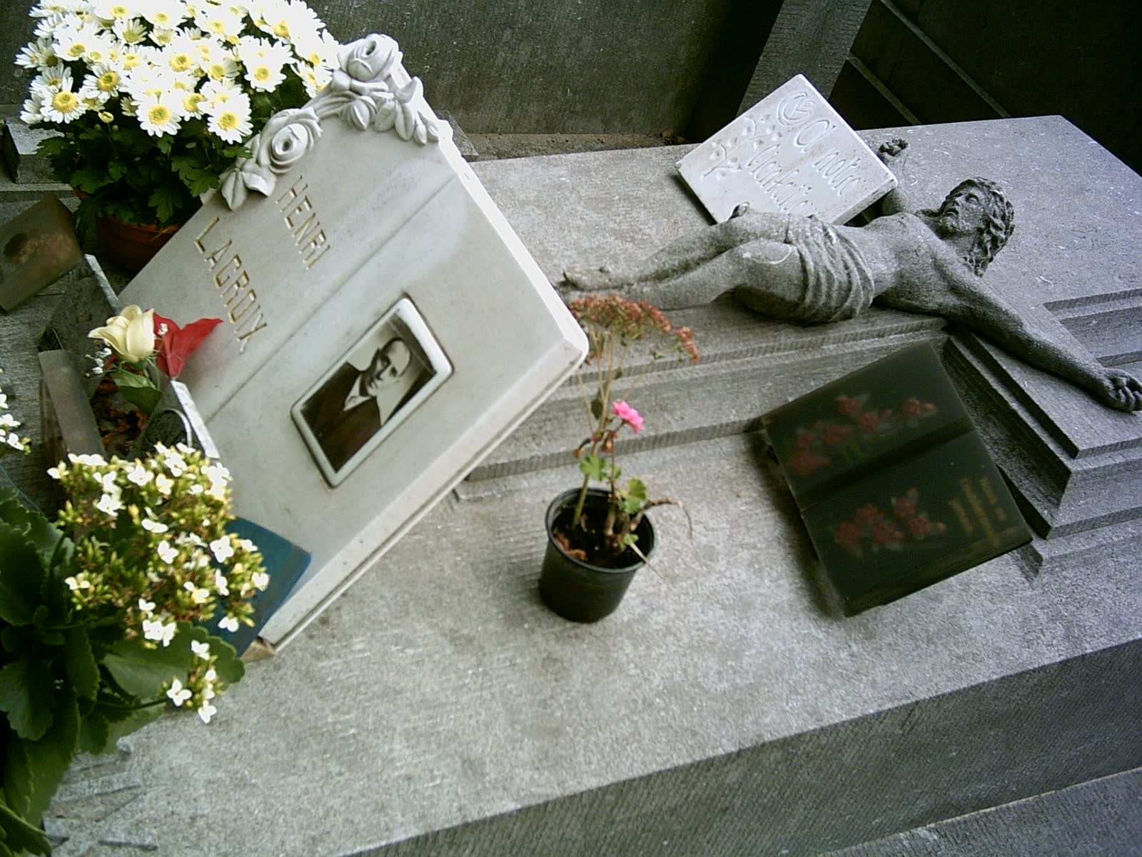 La tombe fleurie d'Henri Lacroix au cimetière de Sainte-Walburge