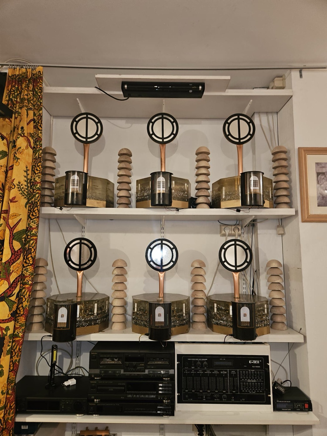 Les instruments d'Antoine alignés sur les étagères de l'atelier de Herstal