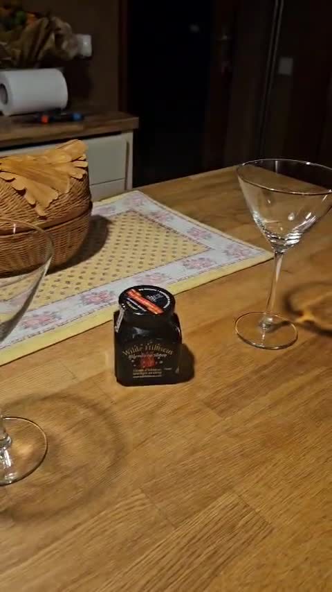 Une fleur d'hibiscus déposée dans une coupe de champagne rosé