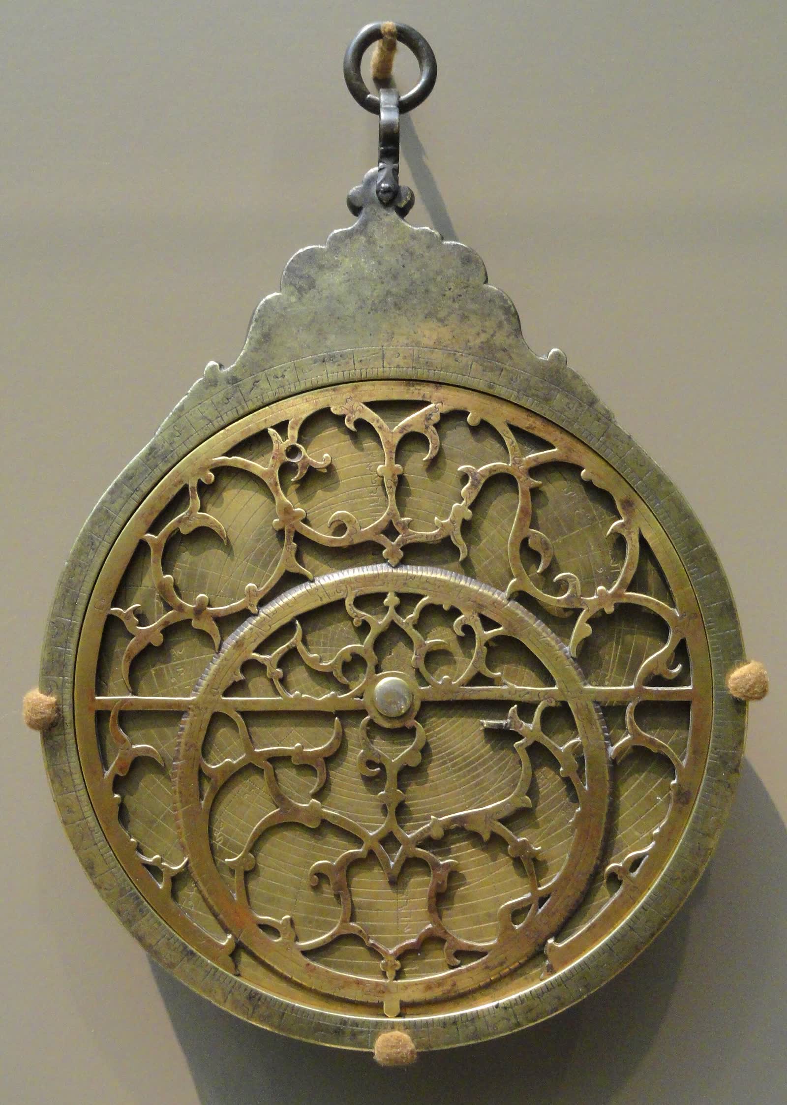 Un astrolabe indo-persan de 1601 : l'instrument qui servait à dresser la carte du ciel d'un instant (Art Institute of Chicago, Wikimedia Commons, domaine public).