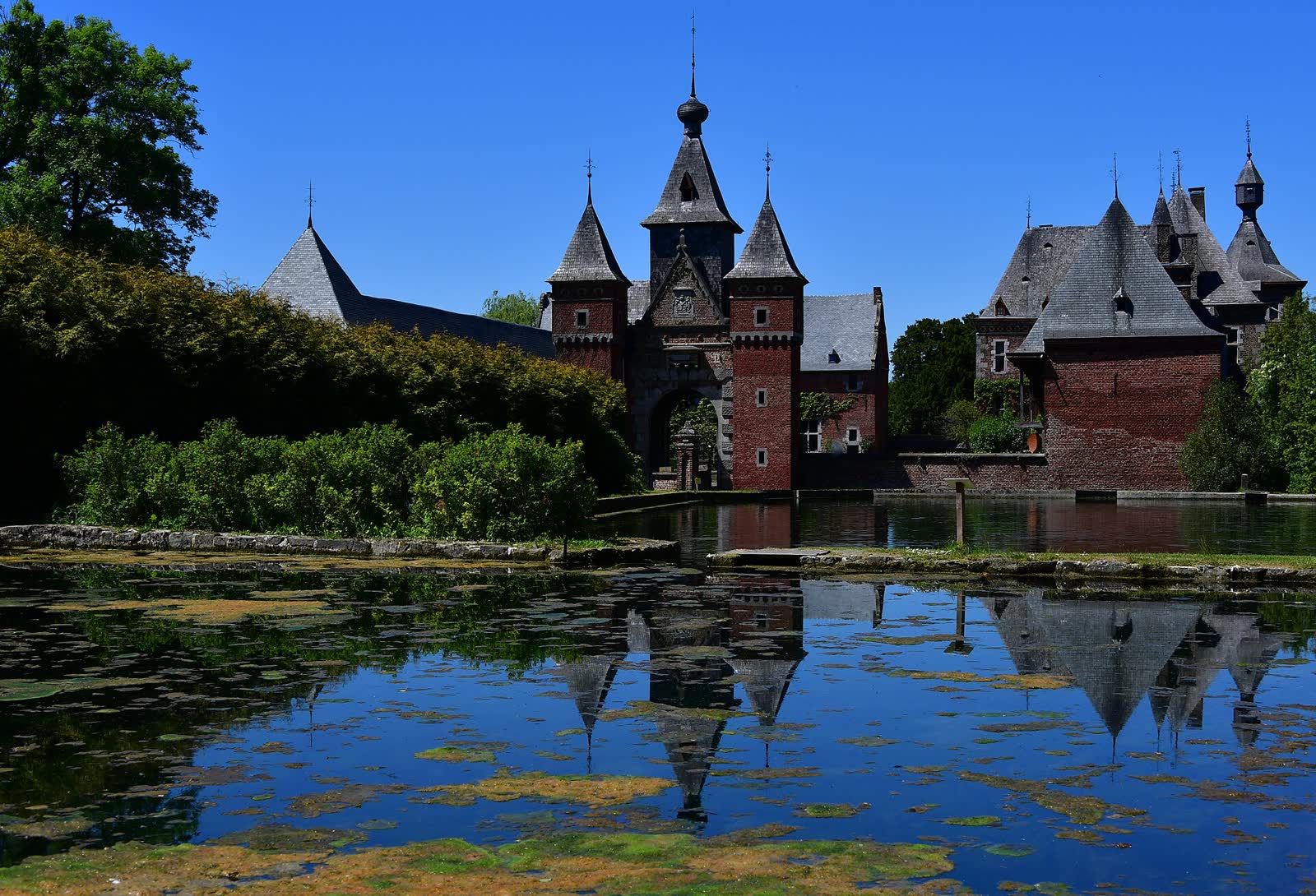 Le château de la Commanderie de Fouron-Saint-Pierre, reflété dans ses douves