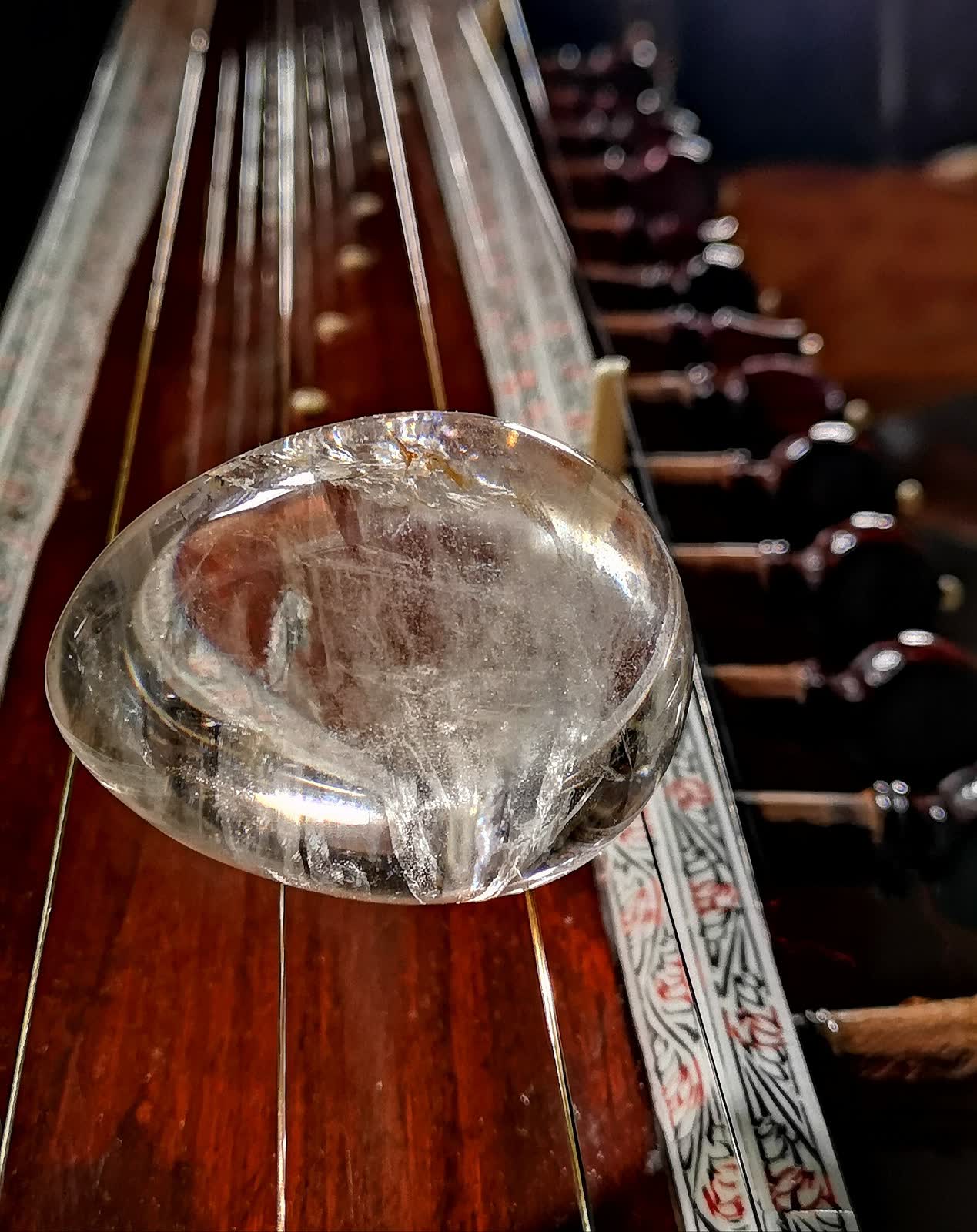 Un cristal de roche transparent, poli comme un œuf