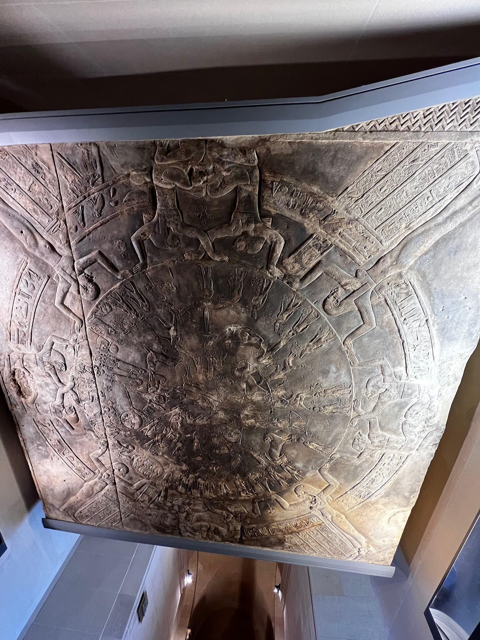 Le zodiaque de Dendérah, vers 50 avant notre ère, musée du Louvre (détail, photo Onceinawhile, Wikimedia Commons, CC BY-SA 4.0).