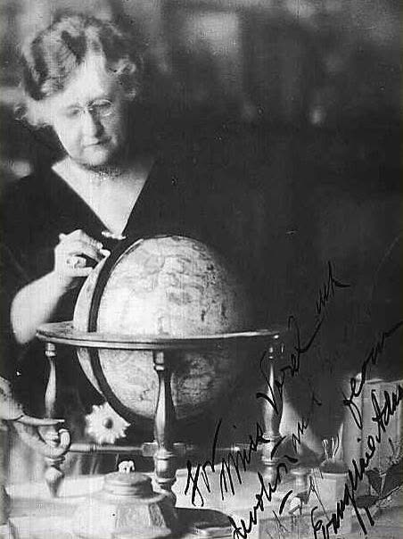 Evangeline Adams, l'astrologue de New York, devant son globe céleste (Wikimedia Commons, domaine public).