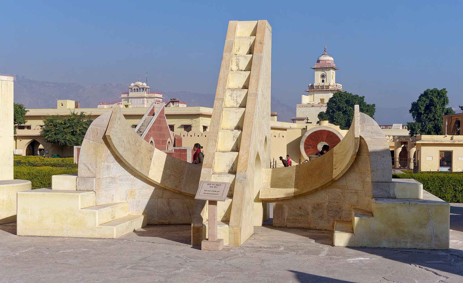 L'observatoire de Jantar Mantar à Jaipur, construit au XVIIIe siècle par le maharaja Jai Singh II : ici, l'instrument des signes du zodiaque (Jakub Hałun, Wikimedia Commons, CC BY-SA 4.0).