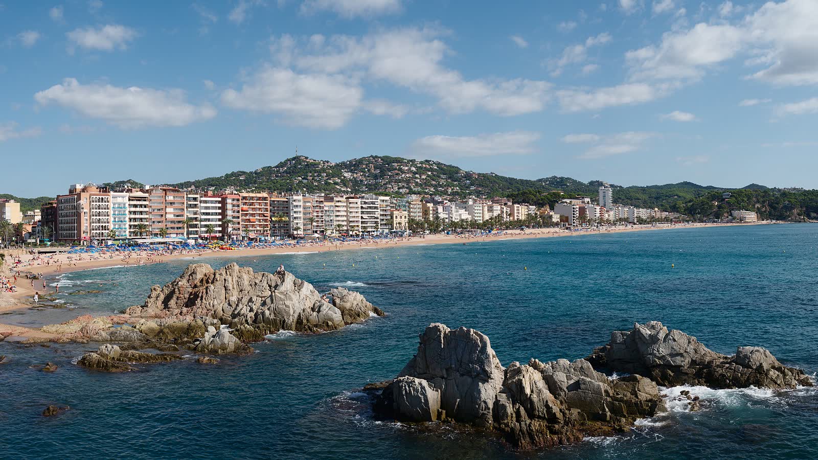 La plage de Lloret de Mar, sur la Costa Brava (photo Victor Gleim, CC BY-SA 4.0).