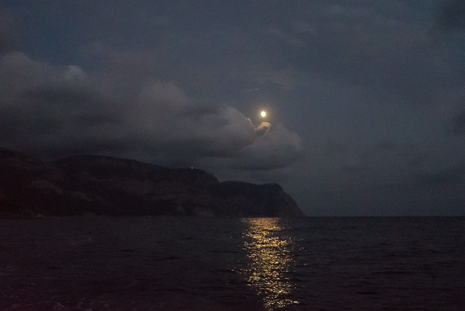 La lune qui se lève au-dessus de la mer