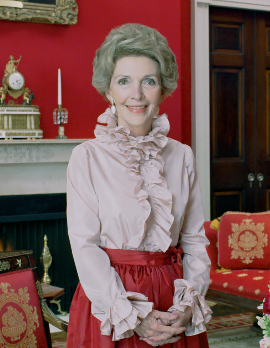 Nancy Reagan, portrait officiel à la Maison-Blanche (Wikimedia Commons, domaine public).