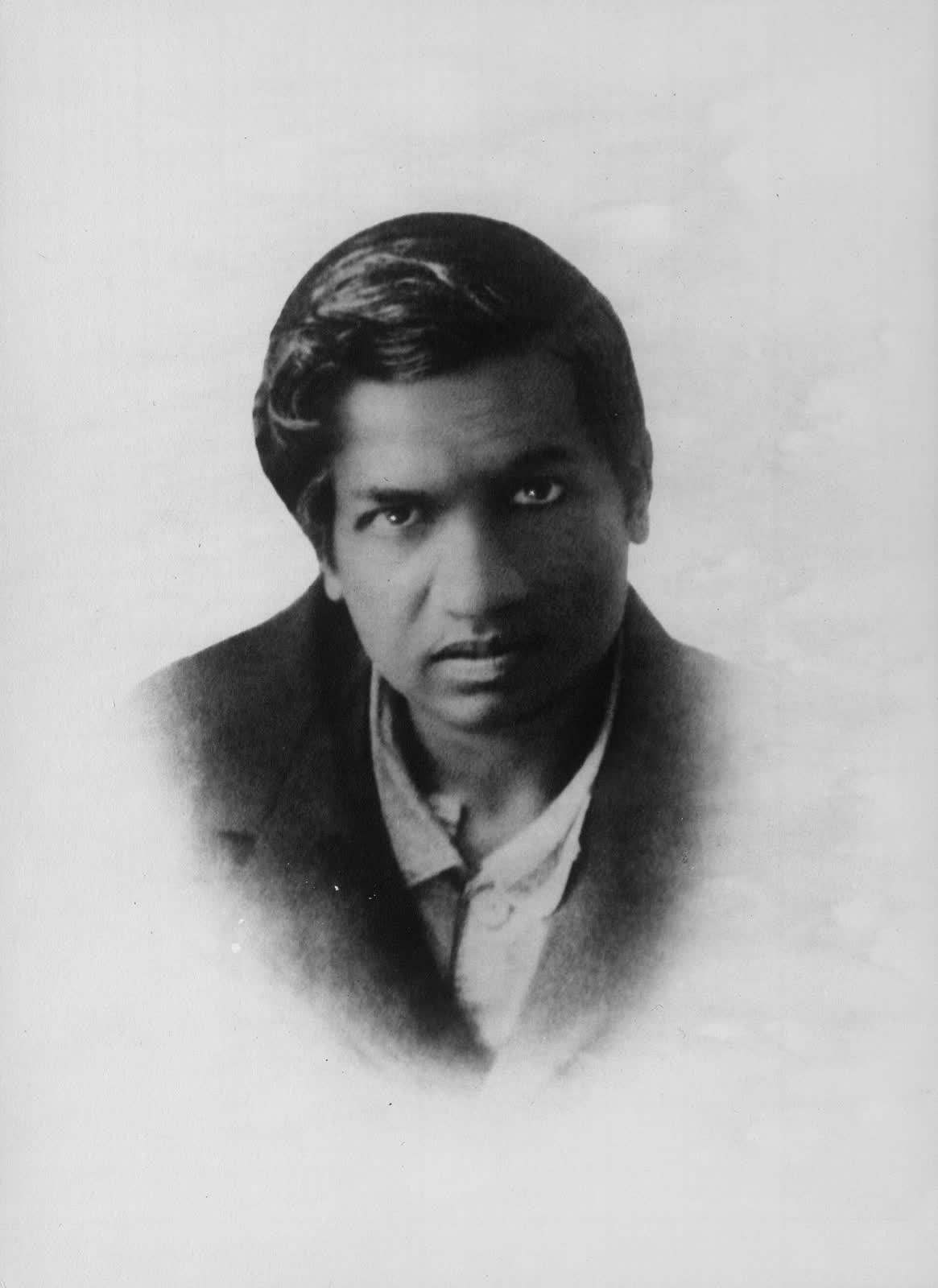 Srinivasa Ramanujan, vers 1913 (Wikimedia Commons, domaine public).