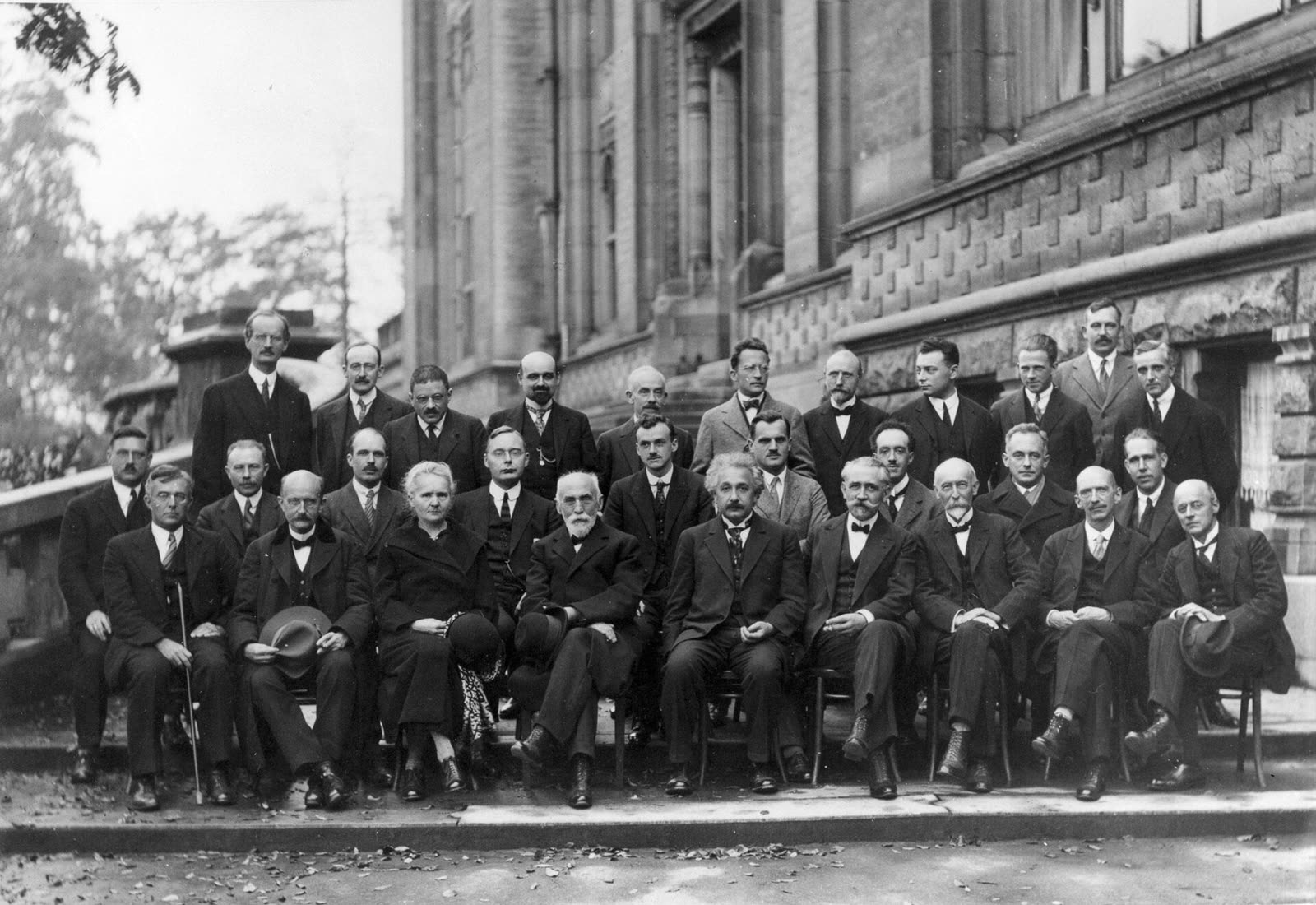 Le congrès Solvay de 1927, à Bruxelles : Wolfgang Pauli, au dernier rang, parmi les géants de la physique (Wikimedia Commons, domaine public).