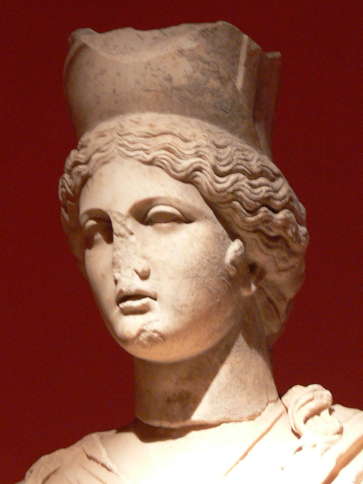 Statue antique de Tyché, déesse de la Fortune, à Pergé