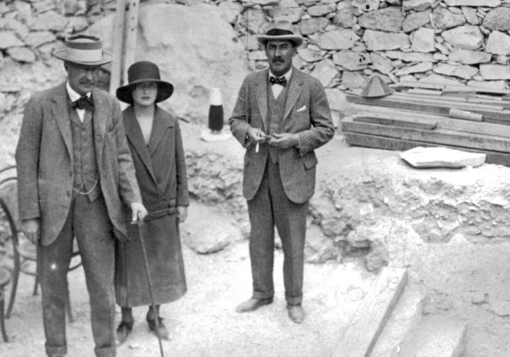 Howard Carter, lord Carnarvon et sa fille, lady Evelyn Herbert, devant le tombeau en 1922. Photographie de Harry Burton, domaine public.
