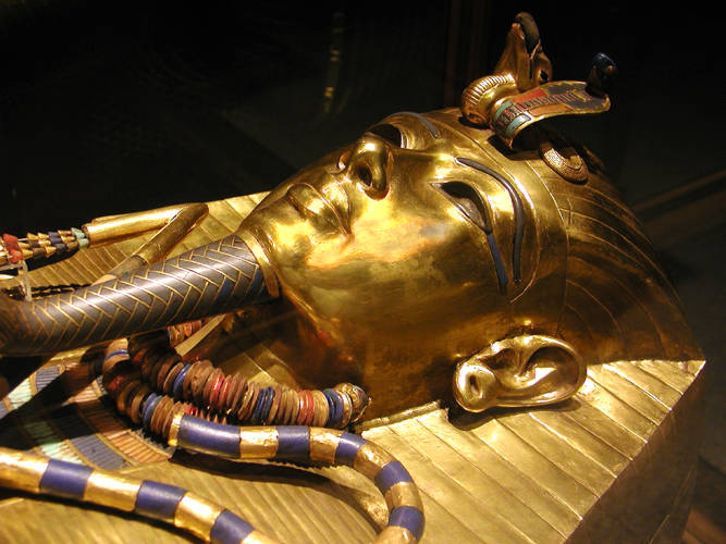 Le cercueil intérieur de Toutankhamon, en or massif, aujourd'hui au musée du Caire. Photo Jon Bodsworth, libre de droits.