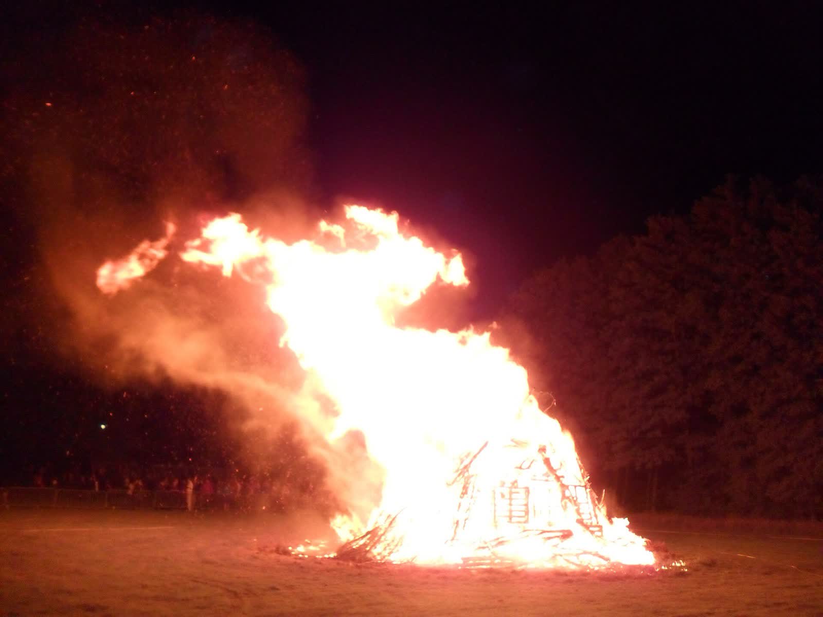 Un feu de la Saint-Jean. Photo Mouh2jijel, CC BY-SA 3.0, Wikimedia Commons.