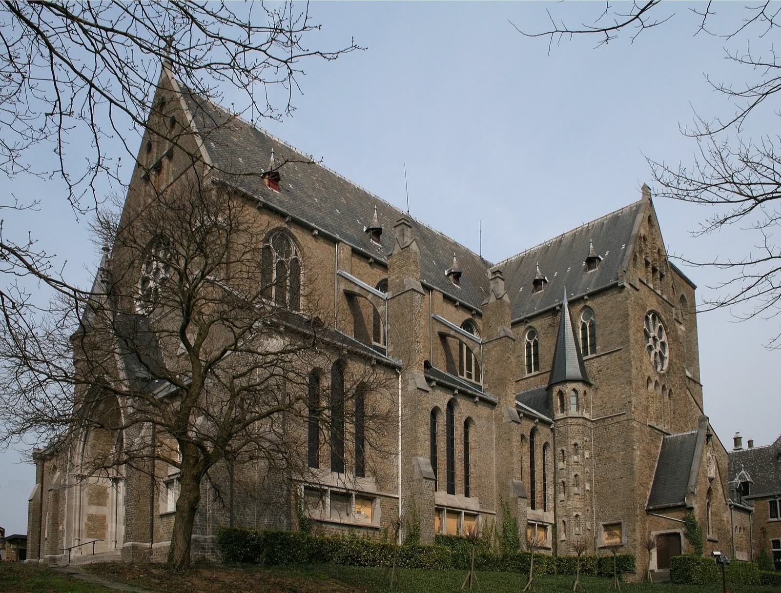 La basilique Notre-Dame de Chèvremont, sur la colline. Photo Jean-Étienne Poirrier, CC BY-SA 2.0, Wikimedia Commons.