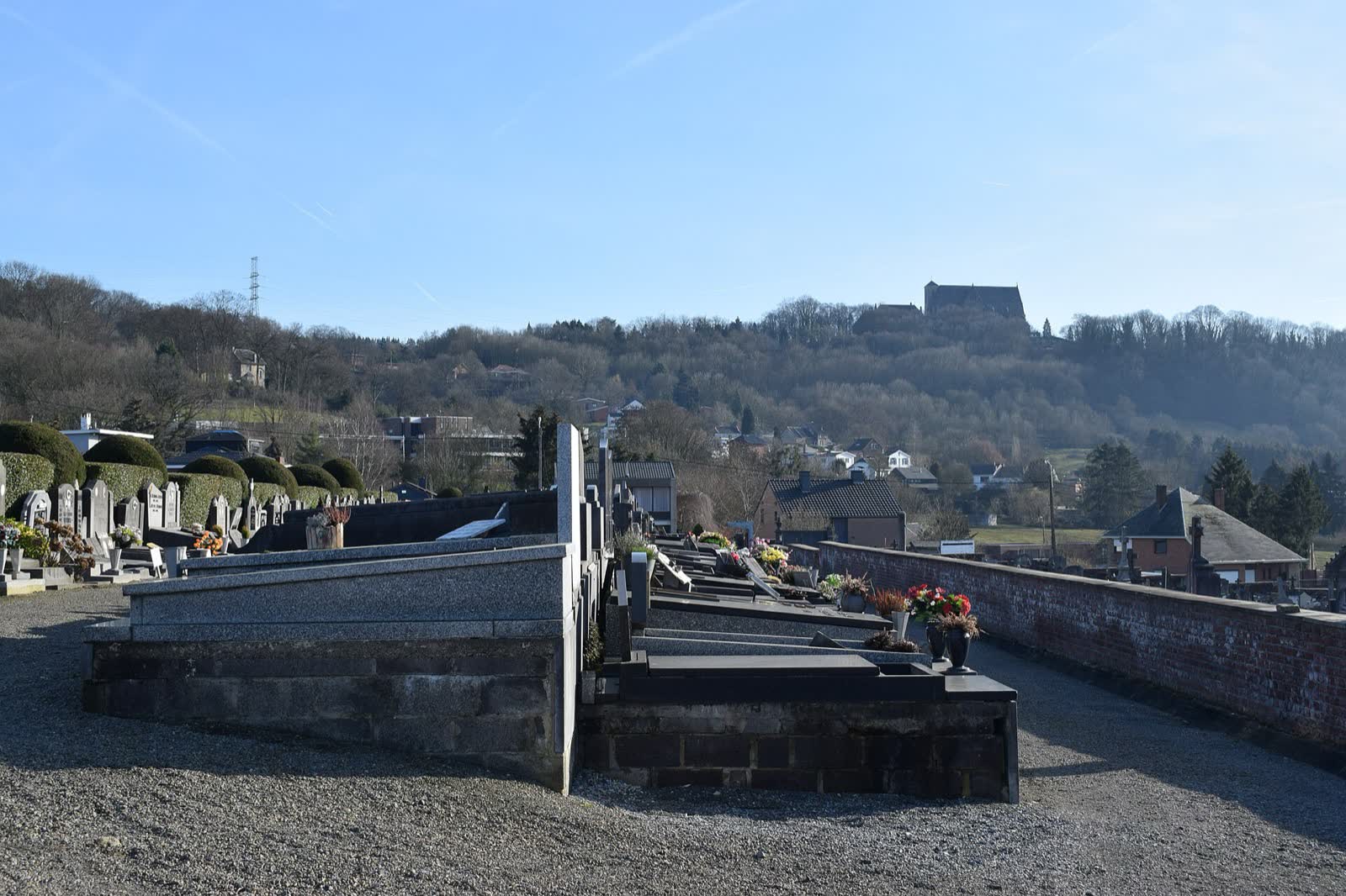 Le vieux cimetière de Vaux-sous-Chèvremont, avec la basilique sur la colline