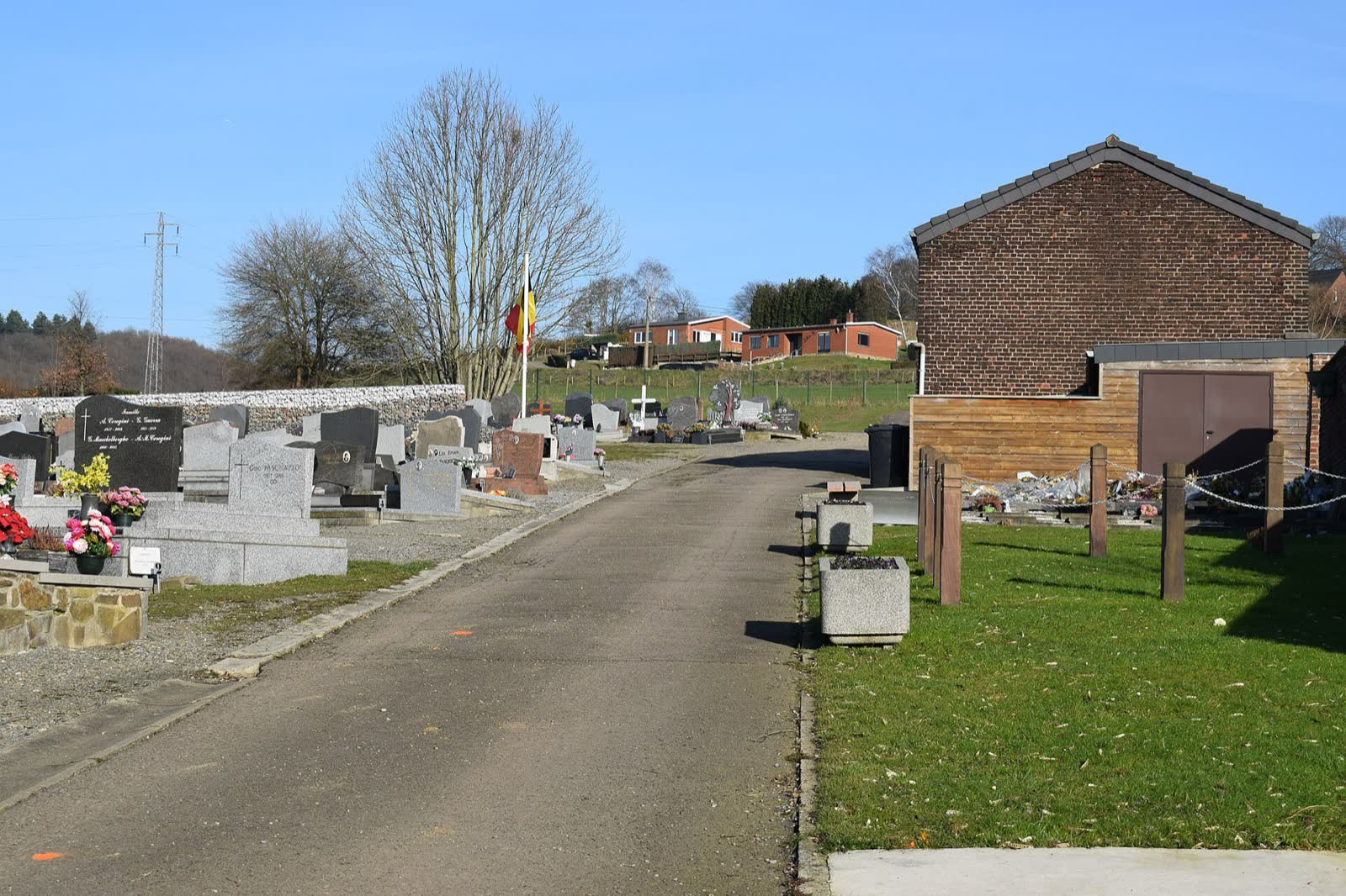 Le vieux cimetière de Vaux-sous-Chèvremont, au pied de la colline. Photo Jean Housen, CC BY-SA 4.0, Wikimedia Commons.