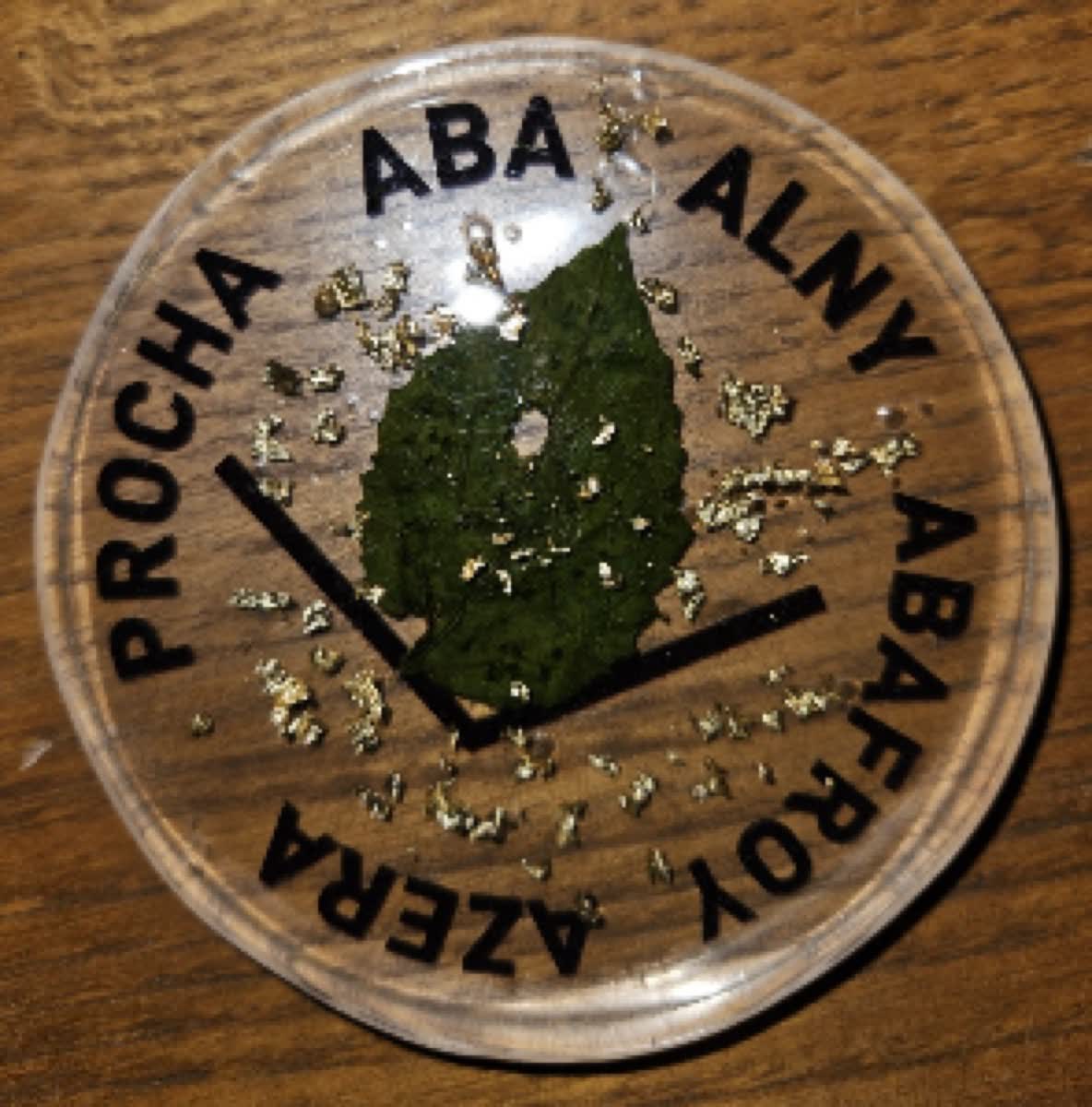 Le sous-verre de l'Œil d'Athéna d'Antoine, gravé de la phrase aux mille pouvoirs.