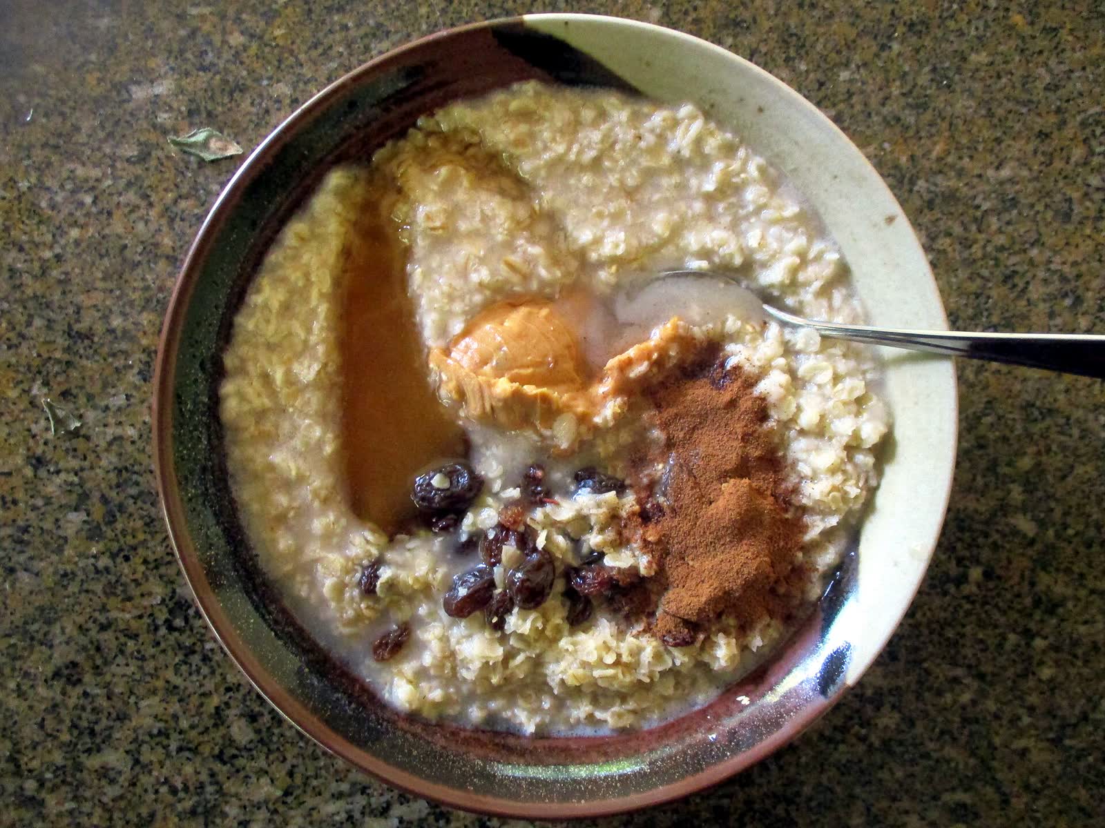 Un porridge d'avoine garni de fruits. Photo UserTwoSix, CC BY-SA 4.0, Wikimedia Commons.