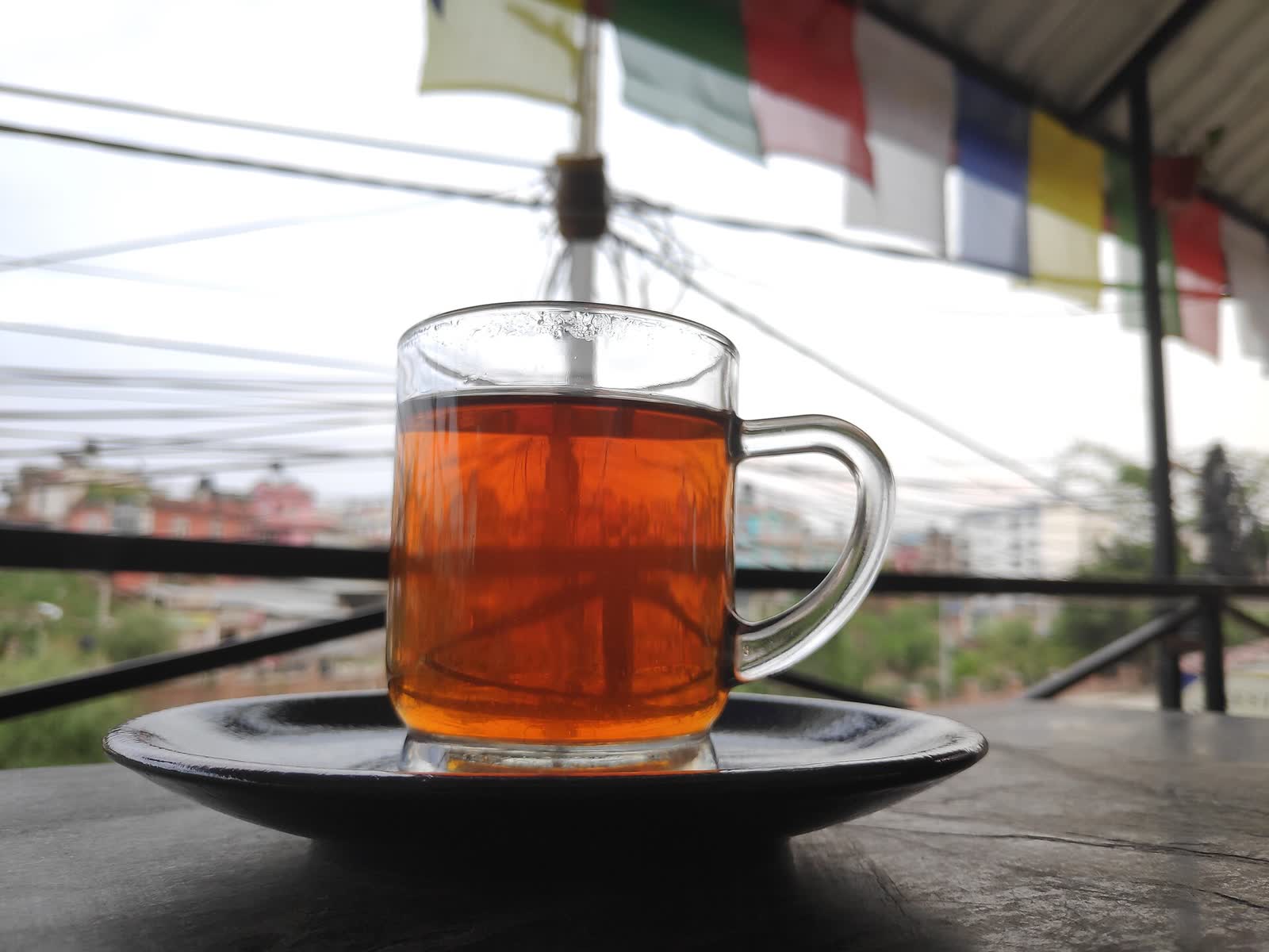 Une tasse de thé noir. Photo Gaurav Dhwaj Khadka, CC BY-SA 4.0, Wikimedia Commons.