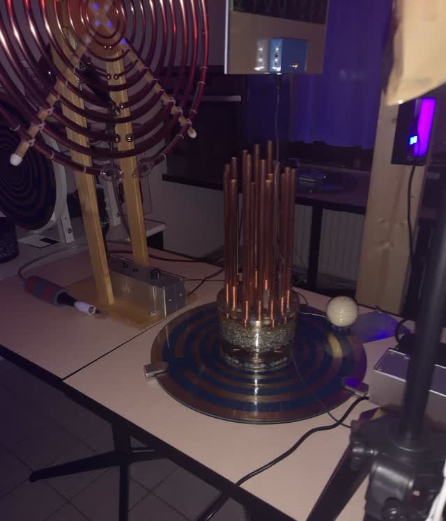 Un oscillateur à cercles de cuivre, dans l'atelier