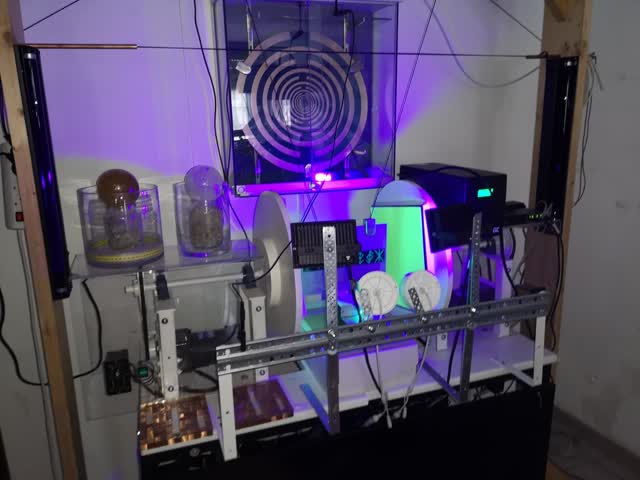 L'atelier de Herstal sous la lumière noire