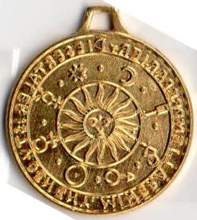 Le recto de la médaille : le soleil et les huit symboles planétaires