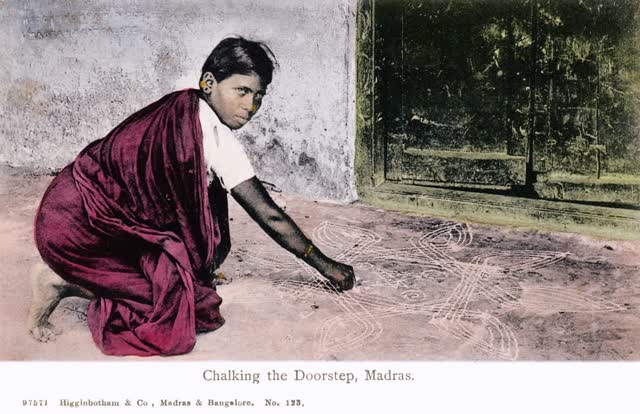 Tracer le kolam sur le seuil de la maison, à Madras, sur une carte postale ancienne (Higginbotham & Co., CC BY-SA 4.0)