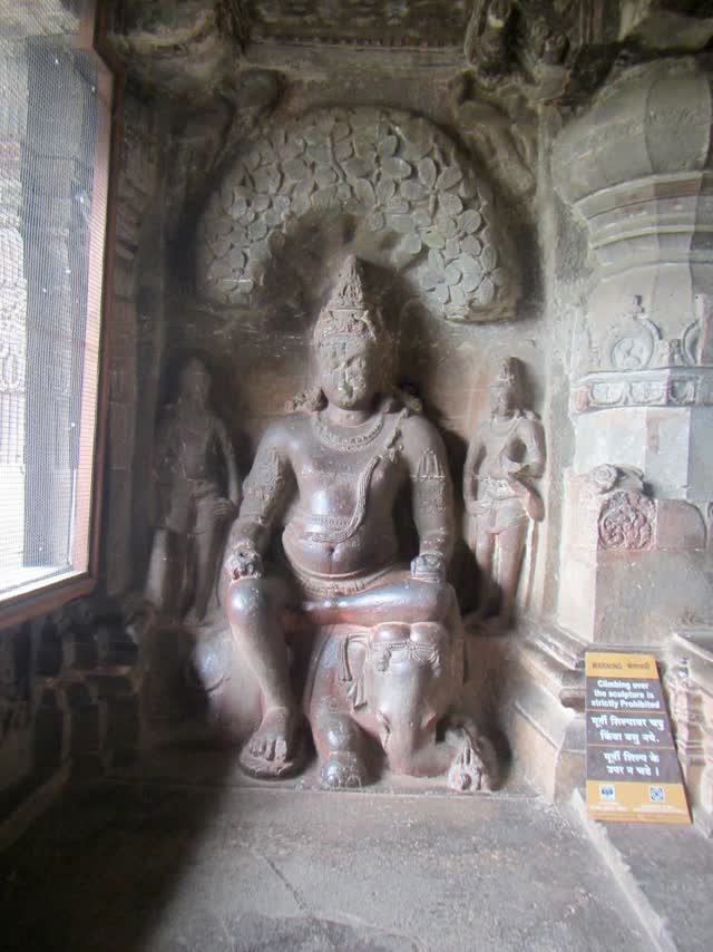 Kubera à l'entrée des grottes jaïnes d'Ellora (photo Ms Sarah Welch, CC BY-SA 4.0)