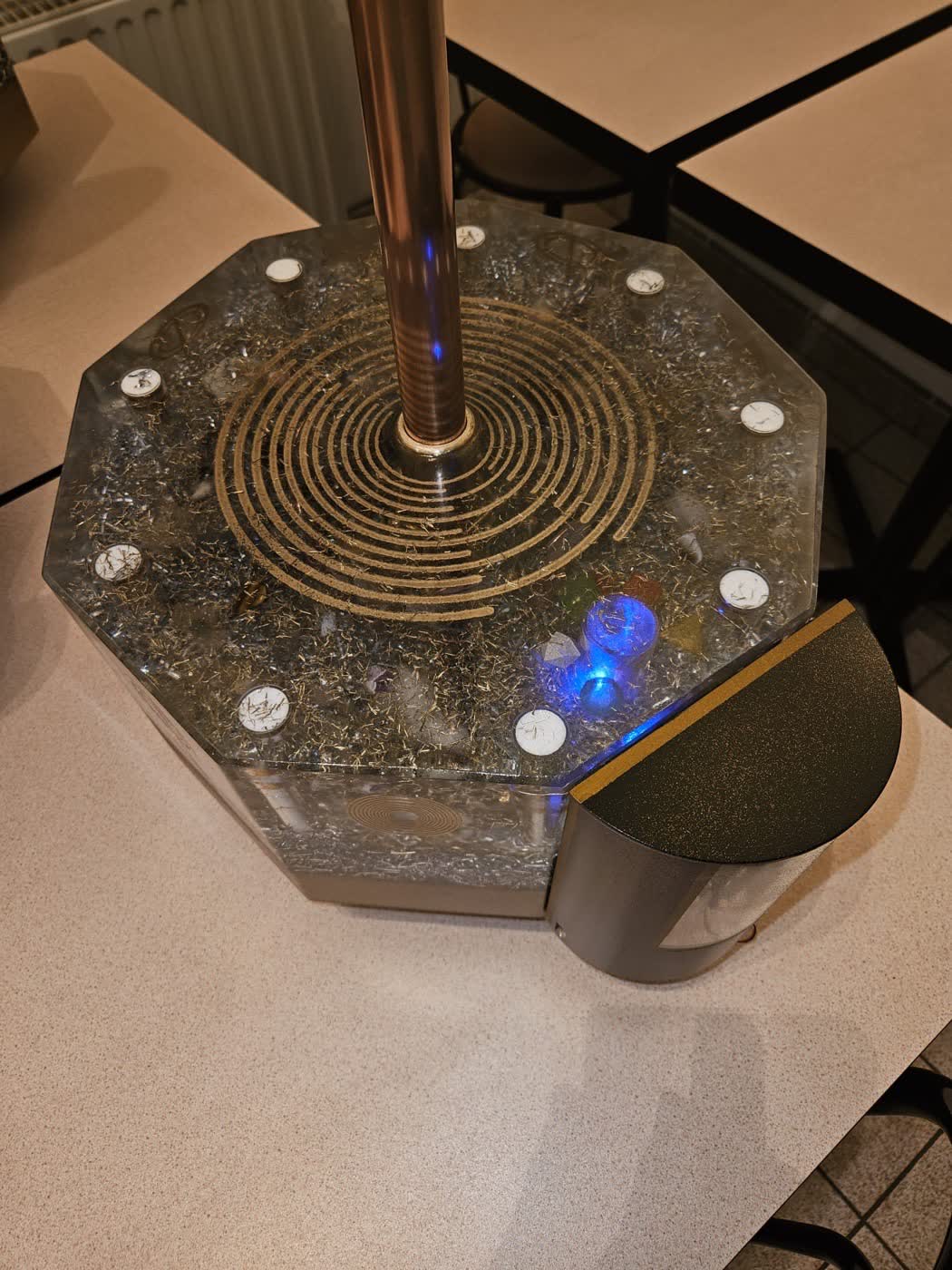 Un plateau d'orgone dans l'atelier d'Antoine