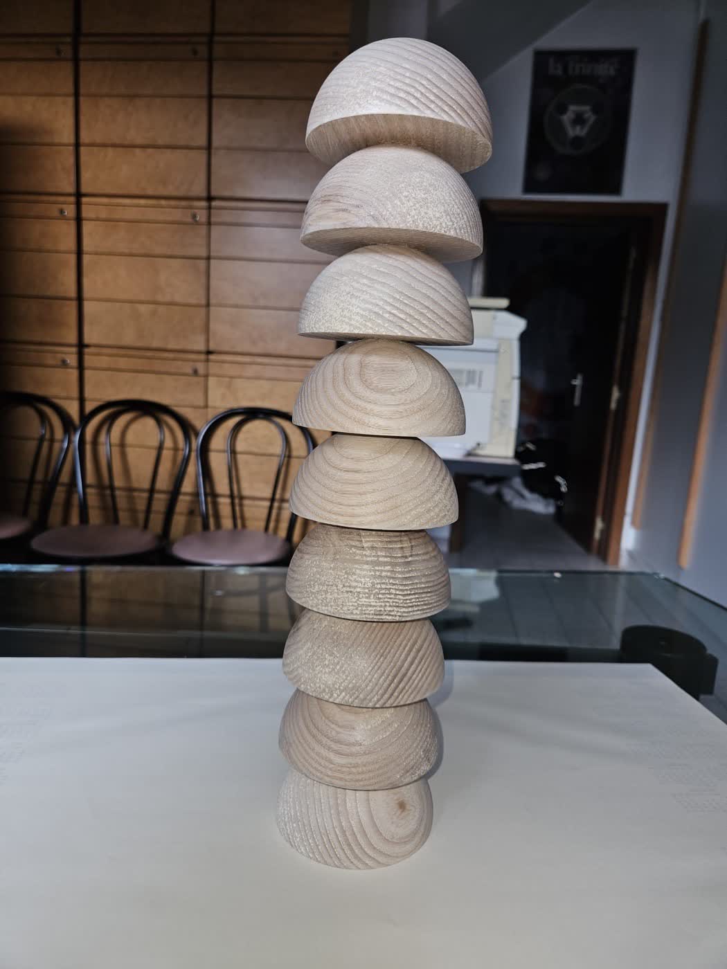 Une pile d'hémisphères en bois construite par Antoine dans son atelier