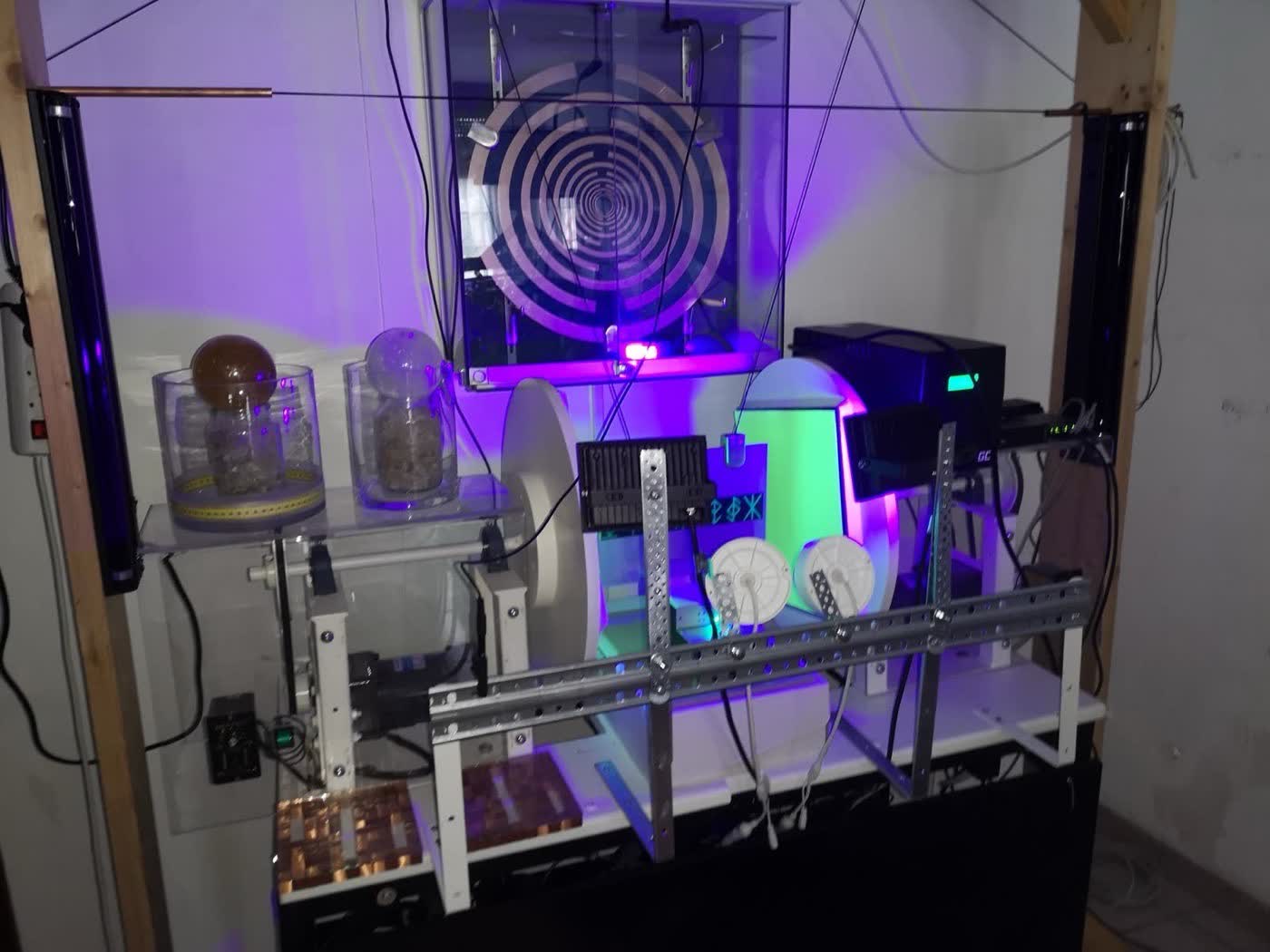 Le résonateur d'Antoine baigné de lumière noire dans l'atelier de Herstal