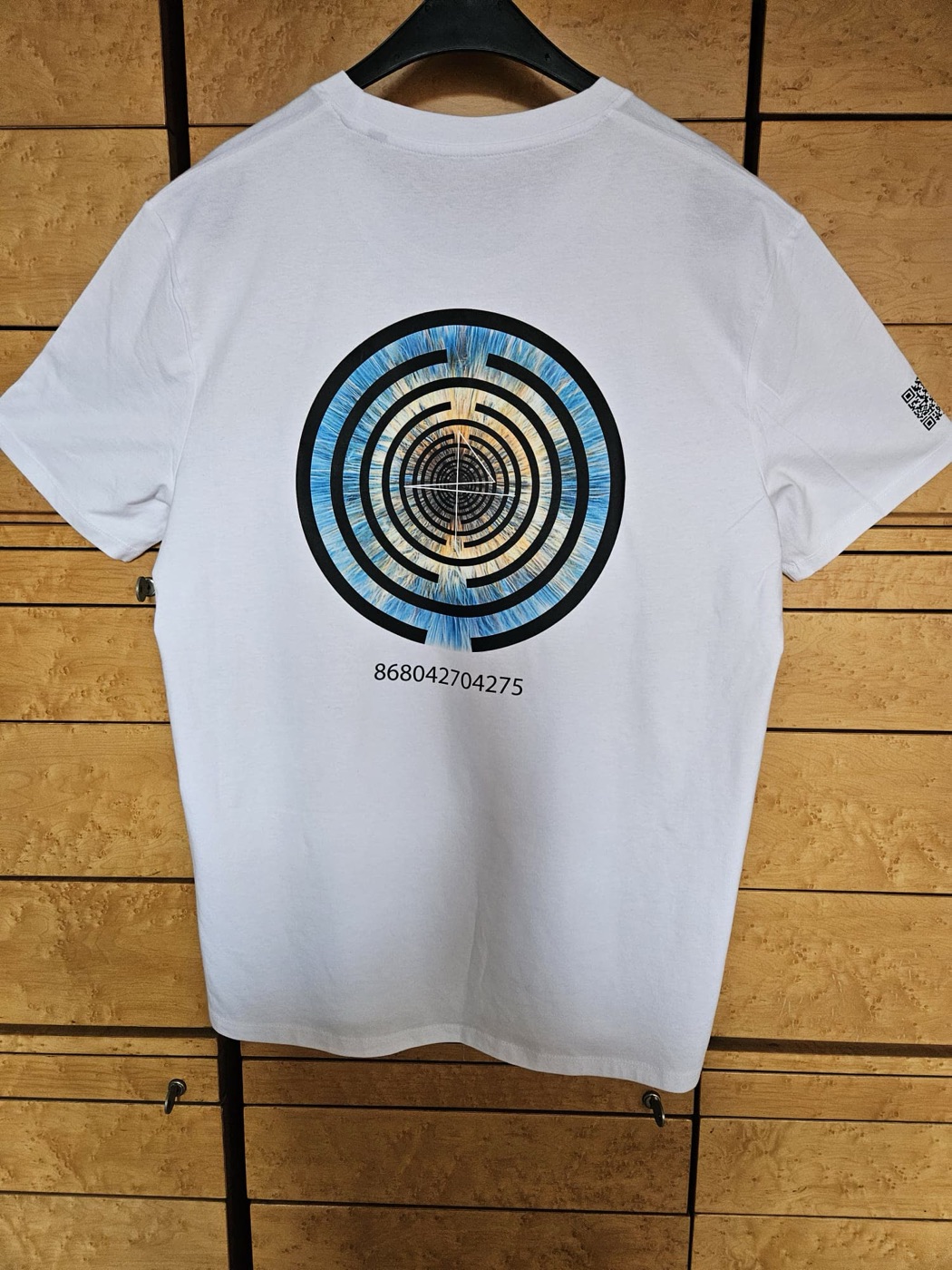 T-shirt blanc portant un dessin radionique