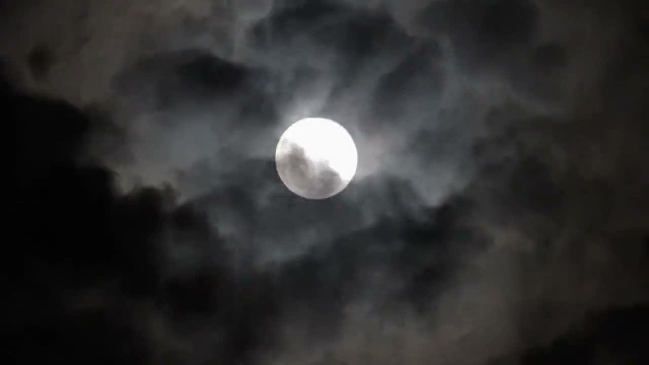 La pleine lune qui passe derrière les nuages