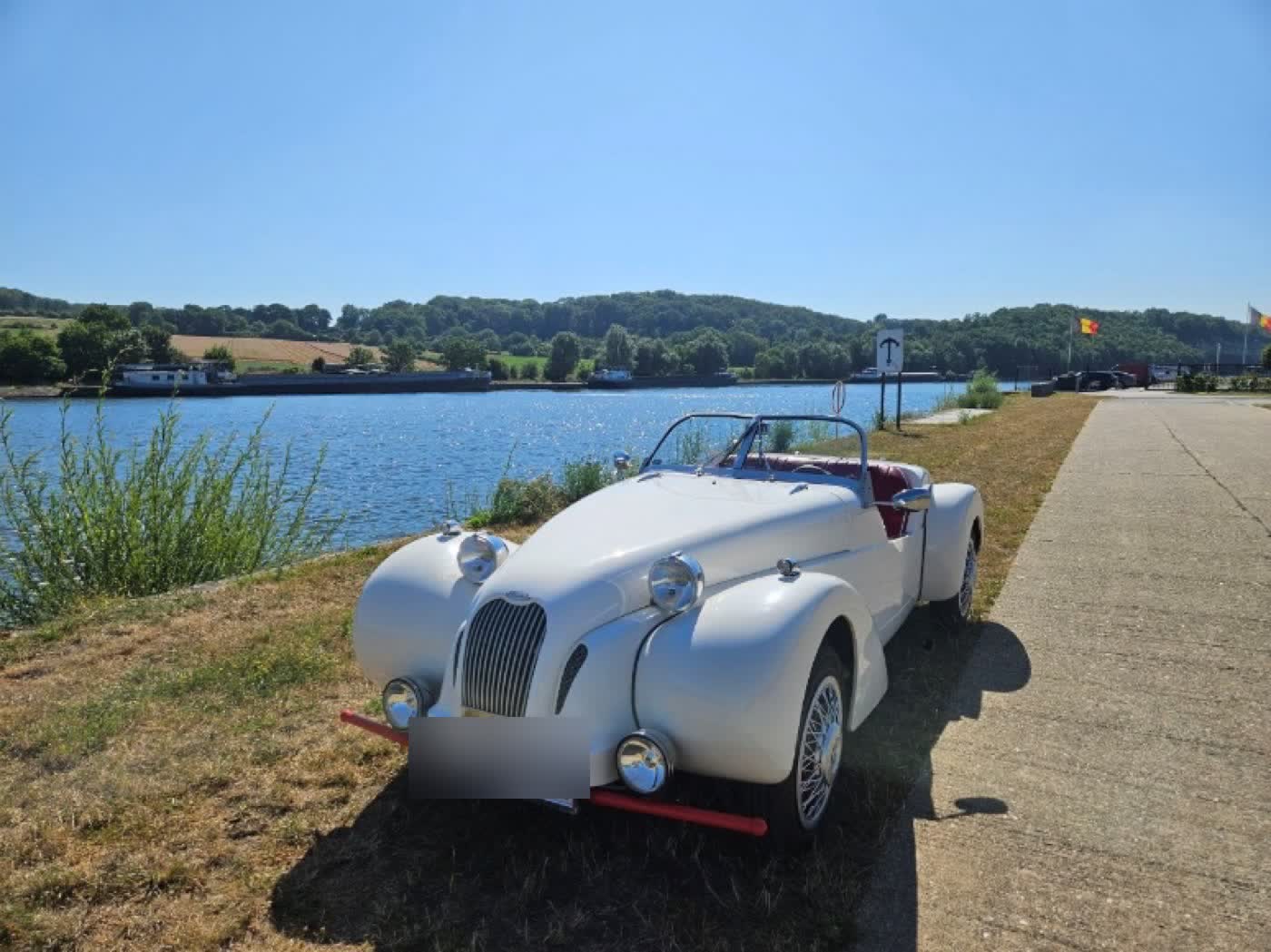 La 2 CV Burton d'Antoine au bord d'un lac.